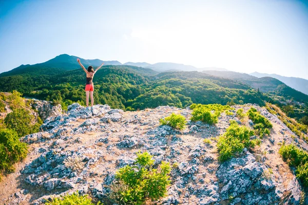 Das Mädchen Auf Dem Gipfel Des Berges Hob Die Hände — Stockfoto