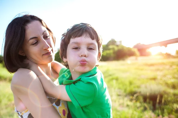 Chico Está Haciendo Muecas Mamá Abraza Niño Una Mujer Está — Foto de Stock