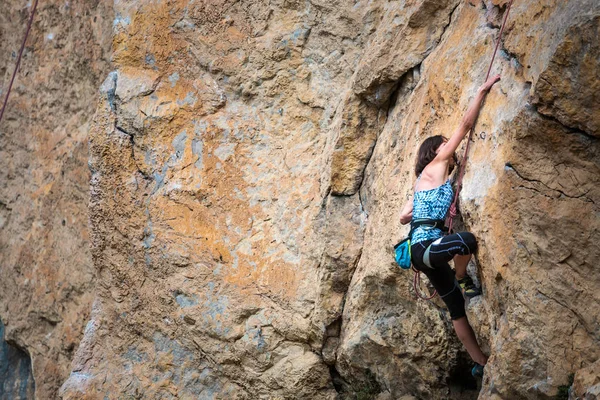 Женщина Взбирается Скалу Стройная Девушка Преодолевает Сложный Маршрут Восхождения Альпинист — стоковое фото