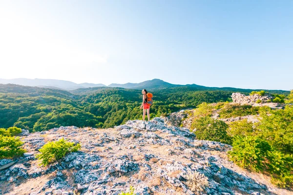 Rapariga Topo Montanha Uma Mulher Com Uma Mochila Está Sobre — Fotografia de Stock