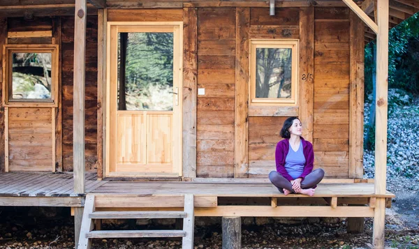 Una Mujer Está Sentada Porche Una Vieja Casa Madera Chica — Foto de Stock