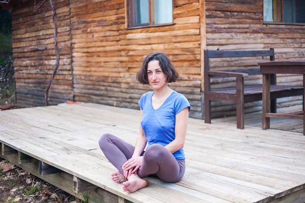 Eine Frau Sitzt Auf Der Veranda Eines Alten Holzhauses Barfuß — Stockfoto