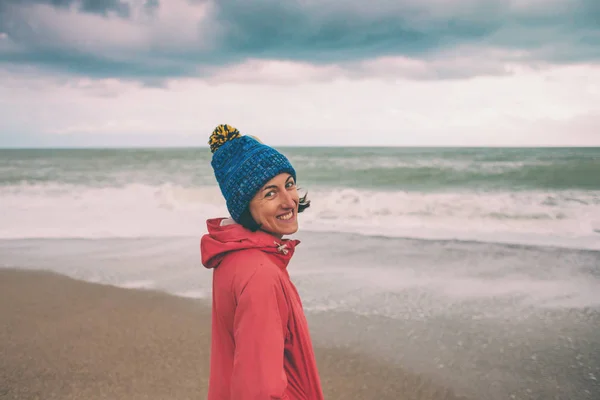 Retrato Una Mujer Mirando Mar Invierno Chica Gorra Camina Largo — Foto de Stock