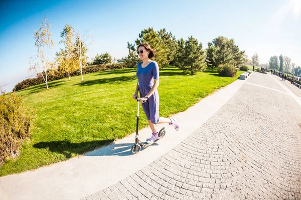 Menina Monta Uma Scooter Parque Mulher Magro Vestido Divertir Morena — Fotografia de Stock