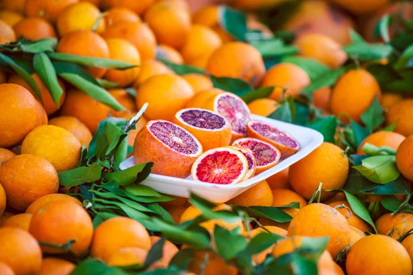 Fresh grapefruits on the counter. — Stock Photo, Image