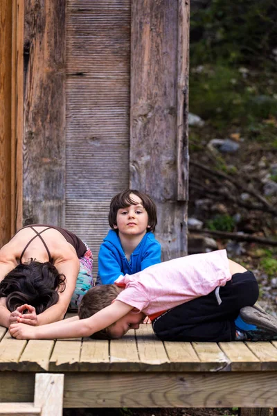 Una donna si allena con i bambini nel cortile . — Foto Stock