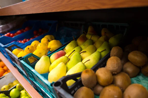 Contador com legumes e frutas . — Fotografia de Stock