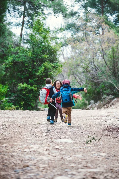 Les enfants courent à la mère . — Photo