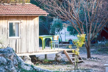 Kamp içinde ahşap ev.