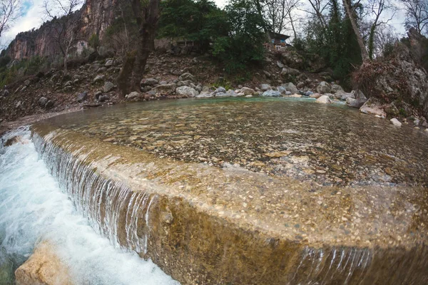 Vodopád a horská řeka. — Stock fotografie