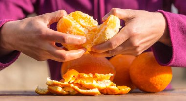 Portakal kabuğu gelen kadın soyma. 