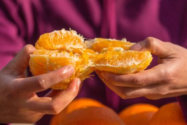 Portakal kabuğu gelen kadın soyma. 