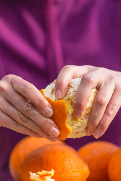 Woman peels oranges from peel. — Stock Photo, Image