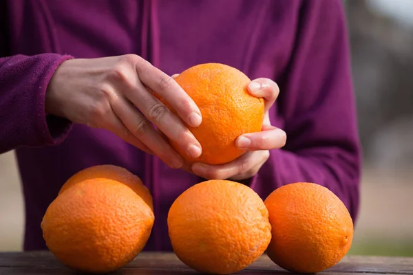 Nő hámlani kezd a narancs, a héj. — Stock Fotó