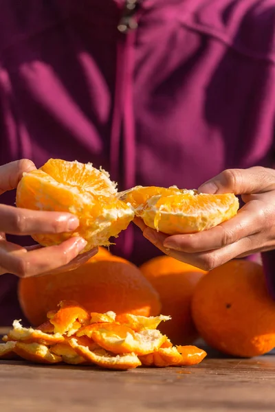 Woman peels oranges from peel. — Stock Photo, Image