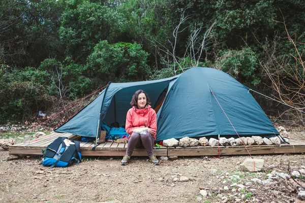 A woman is sitting near the tent. — Stock Photo, Image