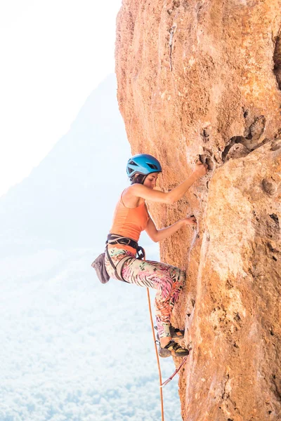 Bir kız bir kask içinde bir kaya tırmanıyor. — Stok fotoğraf