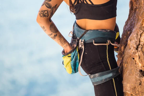 Ροκ ορειβάτης βάζει το χέρι του σε μια τσάντα της Μαγνησίας. — Φωτογραφία Αρχείου