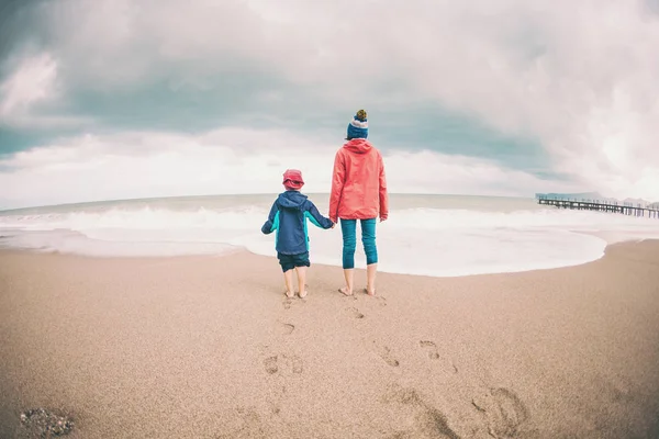 Descalzo chico con madre llegar en el mar . — Foto de Stock