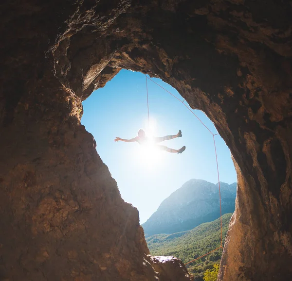 Escalador de rocas sube a la cueva . —  Fotos de Stock