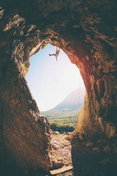 Escalador de rocas sube a la cueva . —  Fotos de Stock