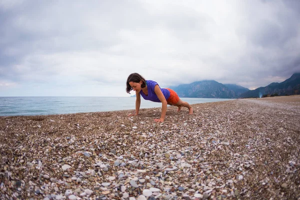 Donna che fa sport sulla spiaggia . — Foto Stock