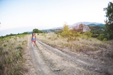 Dağ patikalarına yürümek.