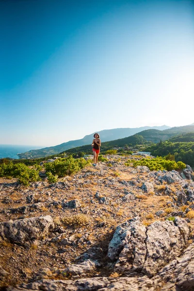 Ένα κορίτσι τρέχει στα βουνά. — Φωτογραφία Αρχείου