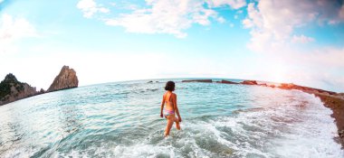 Okyanusta banyo kadın.