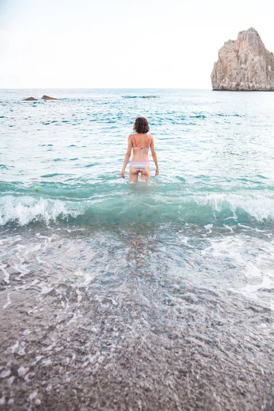 A menina vai para a água do mar . — Fotografia de Stock
