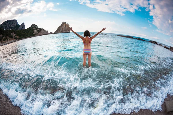 La ragazza va in acqua di mare . — Foto Stock