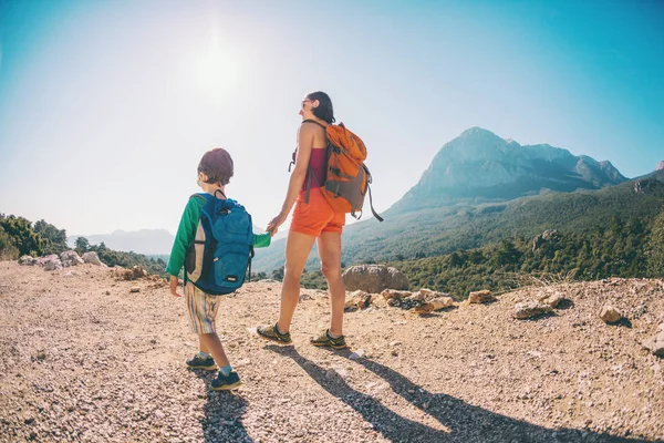 Pojken och hans mamma står på toppen av berget. — Stockfoto