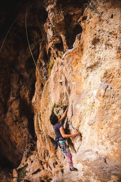 Ein Mädchen erklettert einen Felsen. — Stockfoto