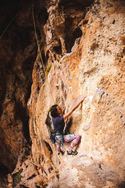 Bir kız bir kaya tırmanıyor. — Stok fotoğraf