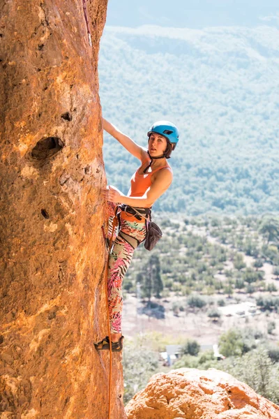 ヘルメットの少女は、岩を登る. — ストック写真