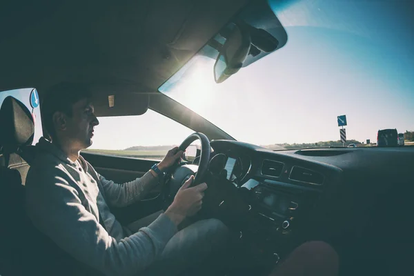 Um homem dirigindo um carro. — Fotografia de Stock