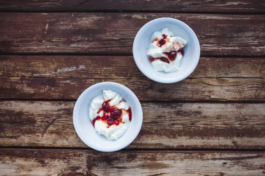 Dondurmalı çilek reçeli.