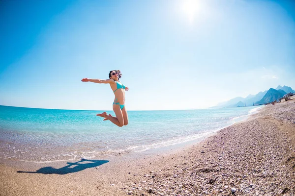 여자 수영복 해변에서 점프에서. — 스톡 사진