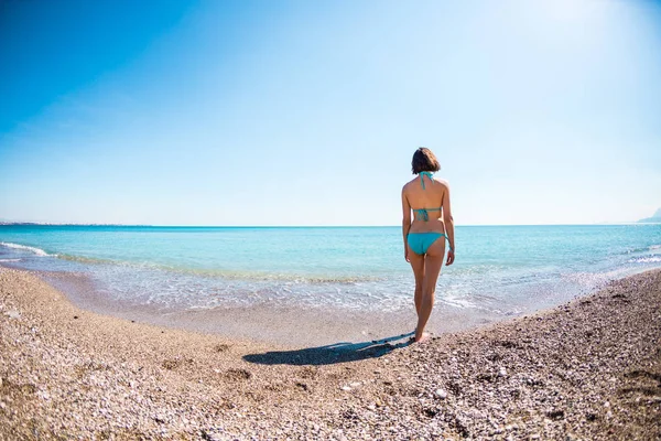 해변에 사는 여자. — 스톡 사진