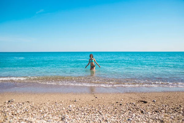 La ragazza esce dall'acqua . — Foto Stock