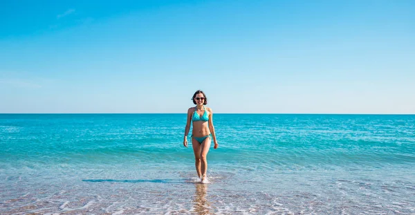 La ragazza esce dall'acqua . — Foto Stock