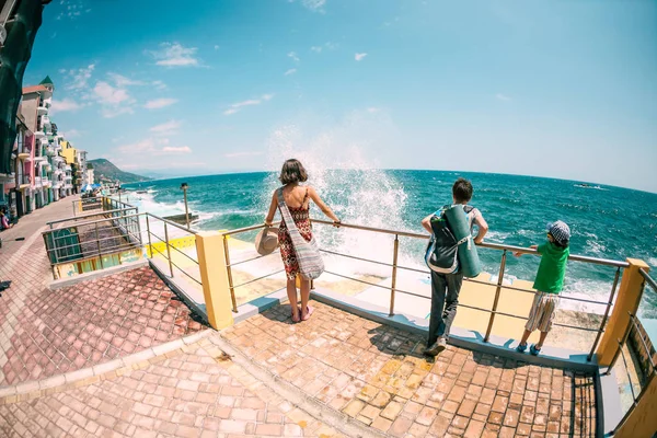 Frau mit Kindern schauen aufs Meer. — Stockfoto