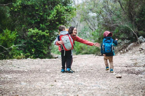 Les enfants courent à la mère . — Photo