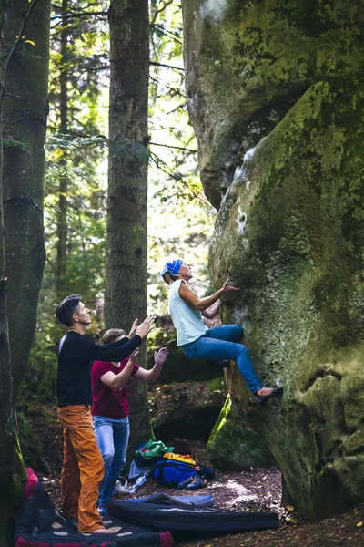 Bouldering in nature. — Stock Photo, Image