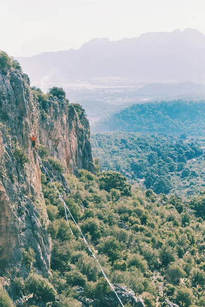 Highline dans les montagnes . — Photo