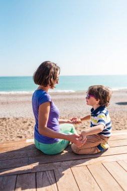 kadın oğluyla birlikte sahilde oynarken.