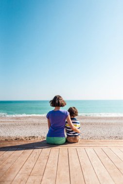 kadın oğluyla birlikte sahilde oynarken.
