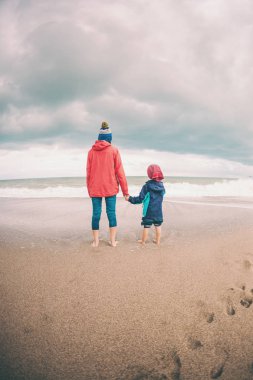 Denize gel yalınayak çocuk annesi ile.