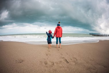 Denize gel yalınayak çocuk annesi ile.