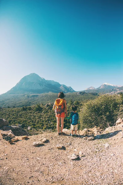 Το αγόρι και τη μητέρα του στέκονται στην κορυφή του βουνού. — Φωτογραφία Αρχείου